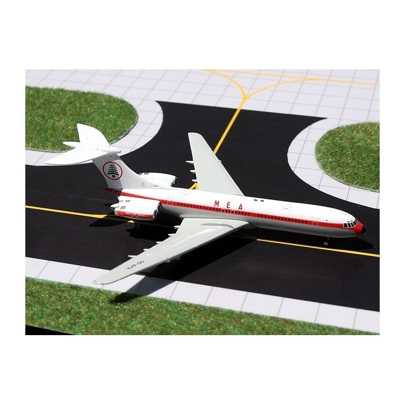 Model redukcyjny VC10, skala 1:400, GeminiJets. Malowanie Middle East Airlines, biały kadłub z czerwonymi akcentami.