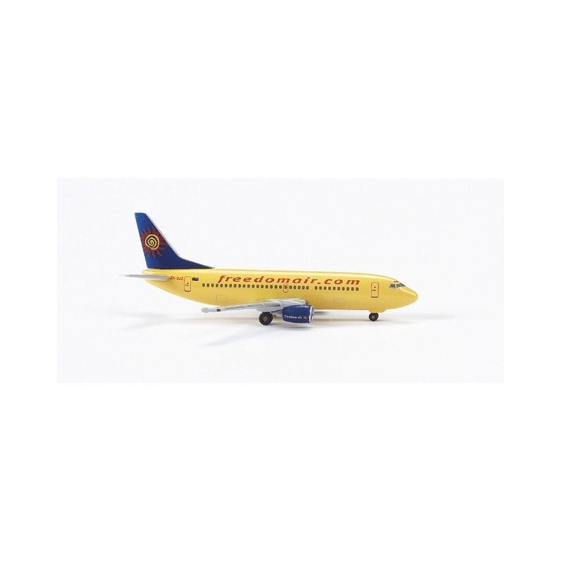 Model Boeing 737-300 Freedom Air, skala 1:500, HERPA. Żółty kadłub, niebieski ogon z logo, czerwony napis "freedomair.com".